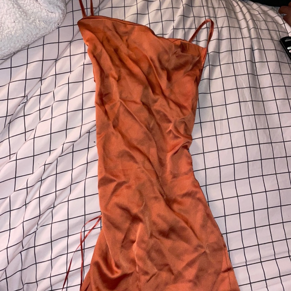 Bodycon midi dress size 4 never worn, has tags!